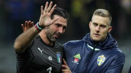Karier Gianluigi Buffon berakhir antiklimaks. Gagal membawa Italia lolos ke Rusia, dan pensiun. (Sumber gambar: esportes)