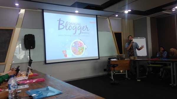 Pembukaan Danone Blogger Academy oleh Mas Rizky (Kompasiana)