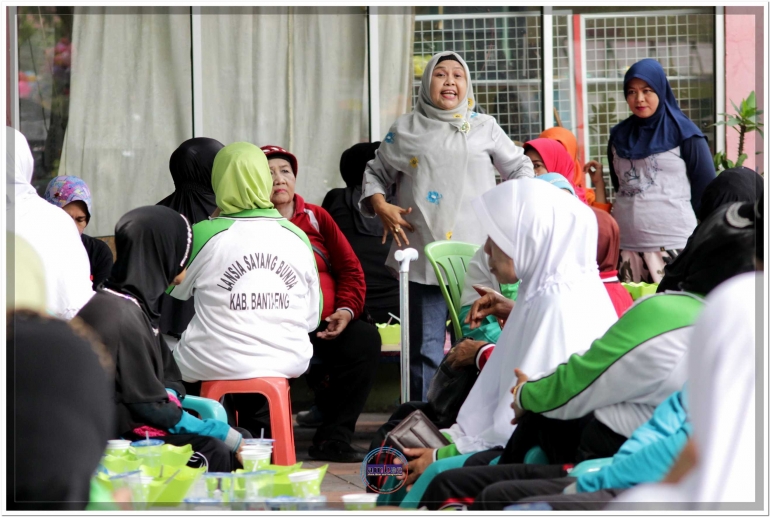Dr. Dachriah (berdiri di tengah) sedang berbagi tips kesehatan bagi Lansia Bantaeng (11/11).