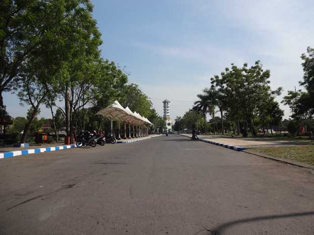 Kondisi alun-alun Kota Ngawi yang luas dan hijau (Sumber: dokumen pribadi)
