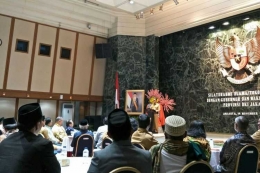 Gubernur DKI Jakarta Anies Baswedan menyampaikan sambutan saat bersilaturahmi dengan tokoh lintas agama di Balai Kota DKI Jakarta, Jalan Medan Merdeka Selatan, Selasa (14/11/2017).