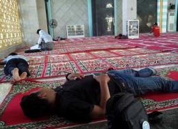 Tidur di masjid (rakyatku.news.com)