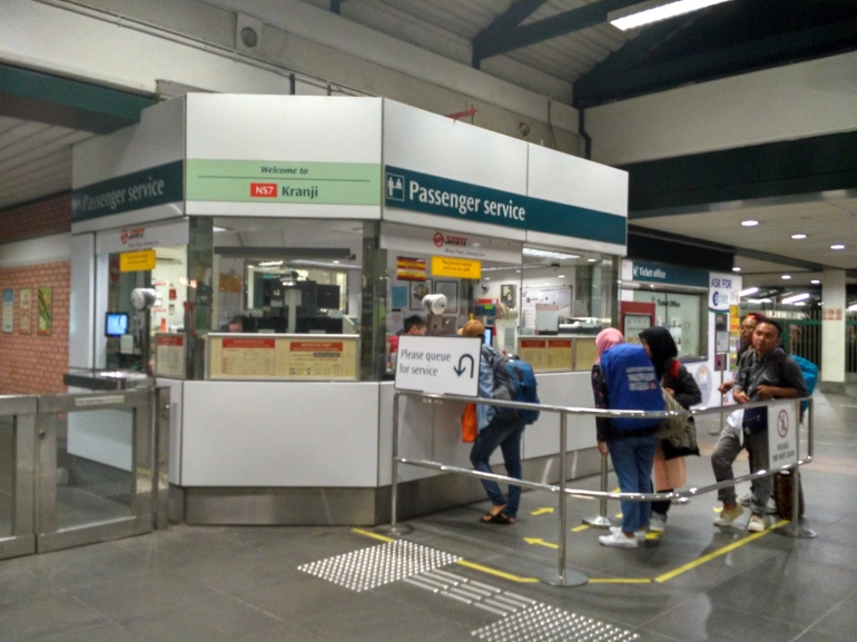 Loket pengembalian kartu di stasiun Kranji. (dokumentasi pribadi)