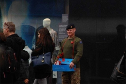 Tentara Inggris Dengan Bunga Poppy Merah | Dokumentasi Pribadi