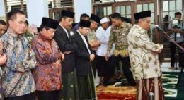 Presiden Jokowi bersama Setya Novanto sedang shalat berjamaah (Sumber: dolgo.id)