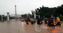 Banjir di Monas (wwwtribunnews.com)