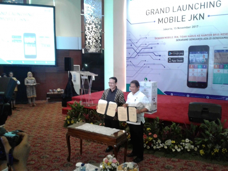 Direktur Utama BPJS Kesehatan Fachmi Idris (kiri) dan Menteri Komunikasi dan Informatika Republik Indonesia, Rudiantara (kiri) menandatangani mou pada acara peluncuran Mobile JKN (sumber: dokumentasi pribadi)