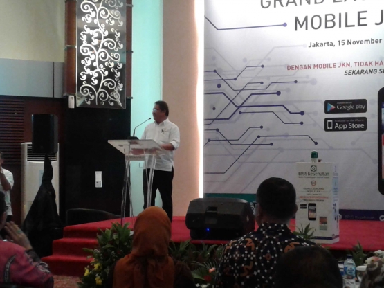 Menteri Komunikasi dan Informatika Republik Indonesia, Rudiantara (kiri) menyampaikan sambutan pada acara peluncuran Mobile JKN (sumber: dokumentasi pribadi)