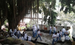Tampak para siswa SMA sedang mengunjung Vihara Ratanawana Arama dalam rangka merawat kerukunan (Dok. Pribadi, tahun 2017)