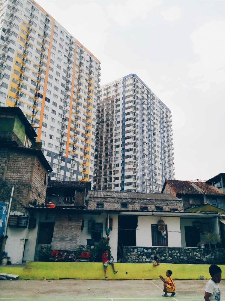Penduduk Kampung Kota di Bawah Apartemen Cihampelas. Sumber : Bandung, Dokumentasi Pribadi, 2015