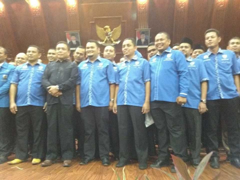 Pengurus KNPI Aceh dengan Gubernur Irwandi Yusuf