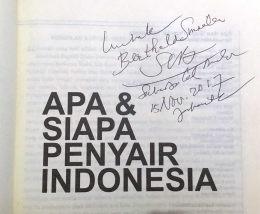 Tanda tangan Presiden Penyair Indonesia, Sutardji Calzoum Bachri, di buku 