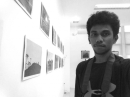 adam makatita pada kegiatan pameran foto mahasiswa jurnalistik IAIN Ambon. dokpri