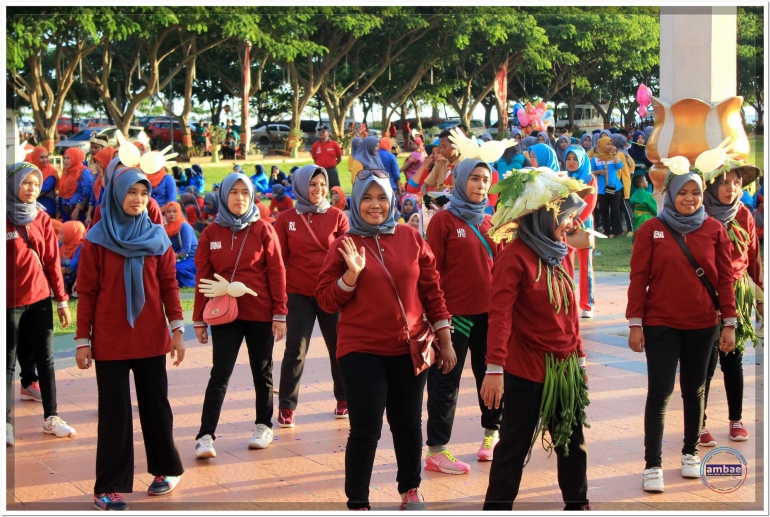 Peserta defile Hari Kesehatan Nasional ke-53 tingkat Kabupaten Bantaeng di Alun-alun Pantai Seruni Bantaeng (16/11).