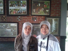 Penulis bersama dokter hewan Owa Jawa, drh Pritiani Nurantika (dok pribadi)
