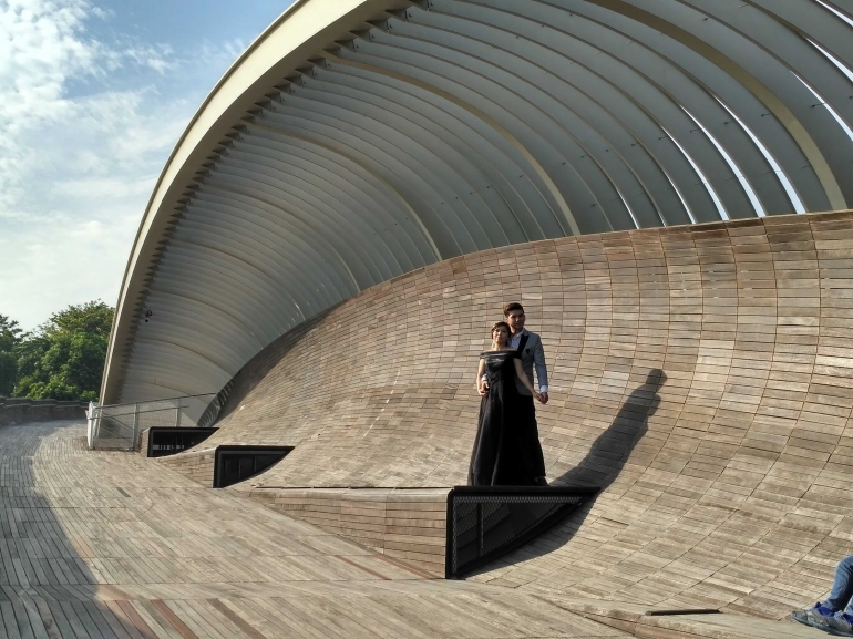 Sepasang kekasih asal Filipina tengah melakukan foto pre-wedding di Jembatan Henderson Waves, Singapura, (dokumentasi pribadi)