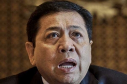 Setya Novanto, Ketua DPR dan Ketum Partai Golkar, tersangka kasus korupsi e-KTP (sbr gbr : http://kalimantan.bisnis.com/read/20170819/440/682206/setya-novanto-masih-galau)