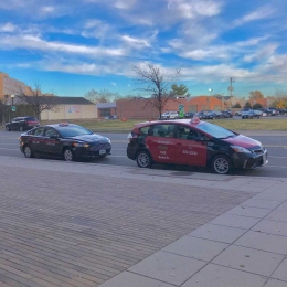 Dua taksi reguler yang mangkal di depan sebuah hotel di kawasan Arlington, VA (dokumentasi pribadi, 17 Nopember 2017)