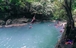 Sensasi melompat ala Tarzan di Citumang (sumber: Salman Faris)