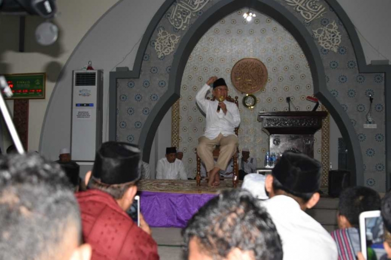 Gus Sholah ceramah di Masjid Agung Sungailiat (foto Rustian)