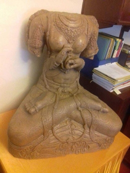 Replika arca Prajnaparamita dari Muaro Jambi (Dokpri)