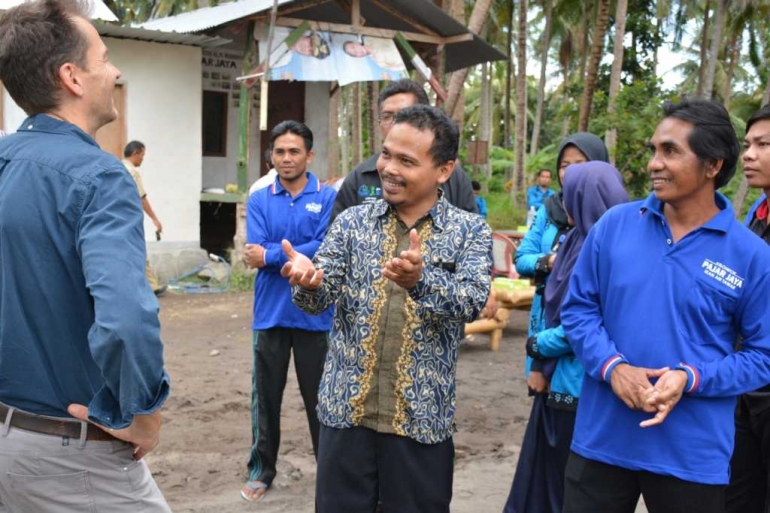 Lalu Pajar (ujung kanan) saat menerima tim evaluasi (foto: Kamaruddin Azis)