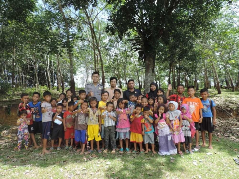 Bersama anak-anak usai memperkenalkan permainan tradisional. | DOK.PRIBADI