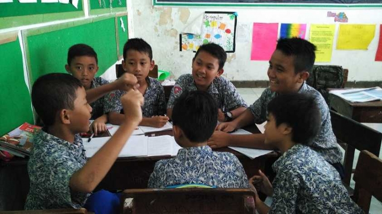 Kegiatan diskusi yang dilakukan oleh anak-anak ketika saya bisa masuk kelas meski hanya beberapa saat (Dokumen Pribadi)