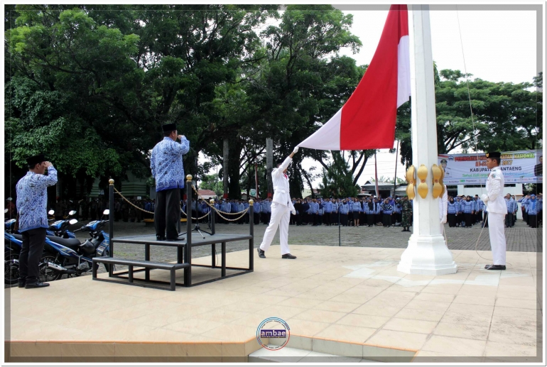 Anggota Paskibraka Bantaeng sedang mengibarkan bendera pada peringatan Hari Kesehatan Nasional ke-53 (17/11).