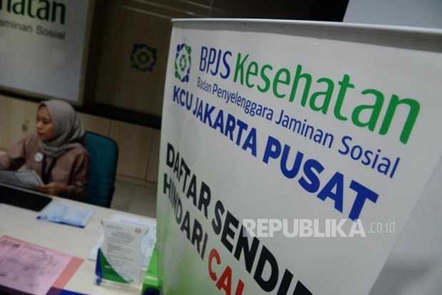 Petugas melayani warga di kantor Badan Penyelanggara Jaminan Sosial (BPJS) Kesehatan KCU Jakarta Pusat (Sumber: republika.co.id)
