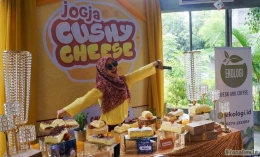Ria Ricis bersama aneka cake Cushy Cheese-nya (Dokumentasi Pribadi)