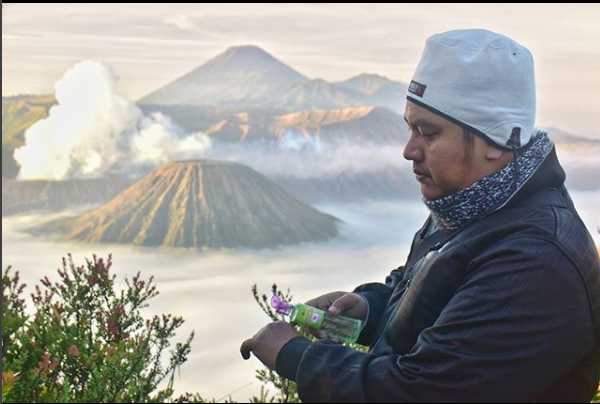 Seorang pecinta alam mengunggah foto dirinya mengoleskan Minyak Kayu Putih Aromatherapy Lavender di penajakan 2 Gunung Bromo (IG @fatahfirdausfotografi)