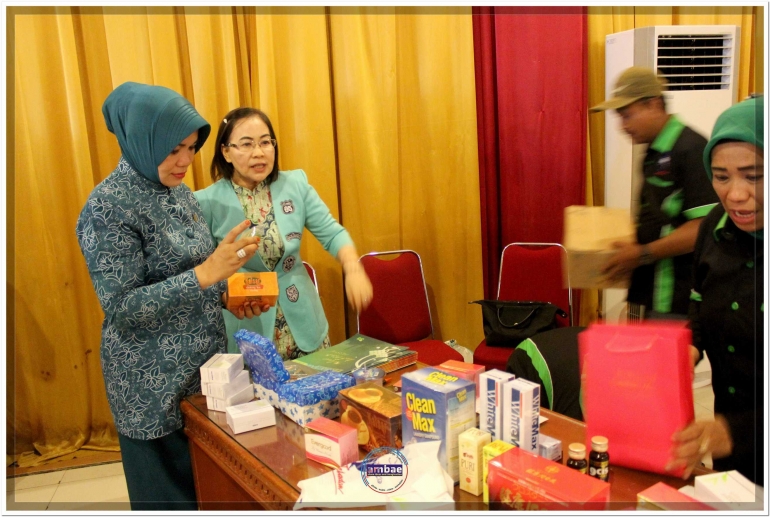 Liestiaty F. Nurdin (kiri) dan Winarni Winarni Rosmi (tengah) pada Seminar Kecantikan dan Beauty Class di Balai Kartini Bantaeng (20/11).