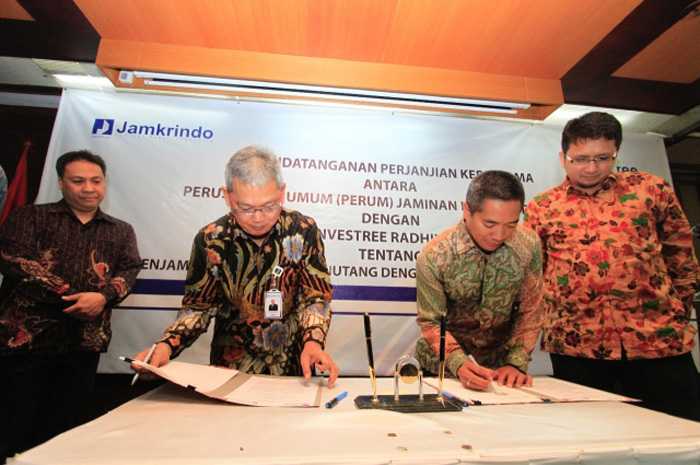 Perum Jamkrindo dan Investree menandatangani perjanjian kerjasama guna mengukuhkan tingkat kepercayaan masyarakat terhadap investasi pembiayaan piutang (invoice financing) dengan skema peer-to-peer lending. (Foto: investree.id)