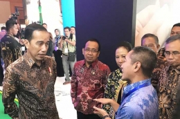 Co-Founder & CEO Investree Adrian Gunadi (kanan) menyambut kedatangan Presiden Joko Widodo di booth Investree pada gelaran Indonesia Banking Expo (IBEX) 2017 di Jakarta, belum lama ini. (Foto: investree.id)