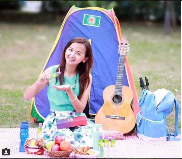 Gadis bergaya korea style begitu happy dengan menunjukkan Minyak Kayu Putih Aromatherapy (IG @sinta_uniqua)