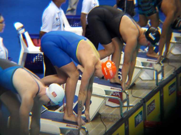 Sarah Sjostrom ( cap oranye ), Ranomi Kromowidjojo ( cap hitam ) dan Cate Campbell ( cap putih ) yang bersaing ketat di 50 m gaya kupu kupu. Foto: dokumen pribadi