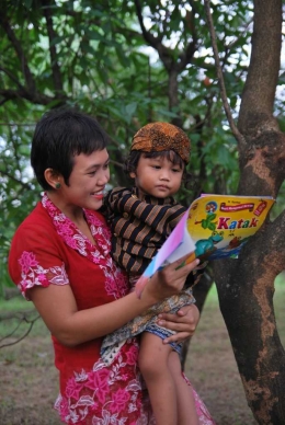  Membaca buku sarana membatasi gadget pada anak (doc pribadi)