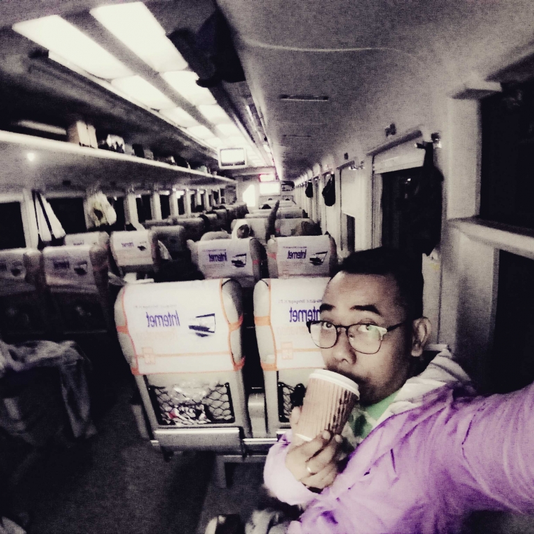 Daku menggunakan jaket ungu di dalam kereta api taksaka menuju Jogja (dokpri)