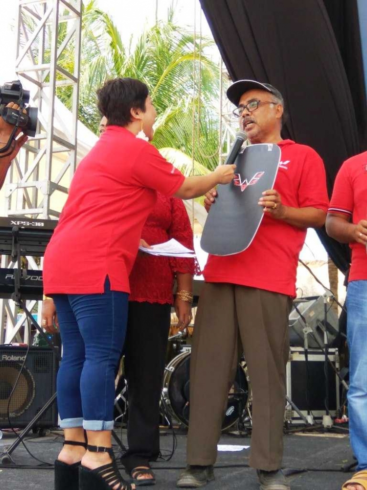 Foto 2. Pak Iskak ketika menerima kunci simbolis (dok: Niko Simamora)