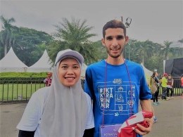berfoto bersama Anwour dari Maroko pemenang jakarta Marathon FM 2017