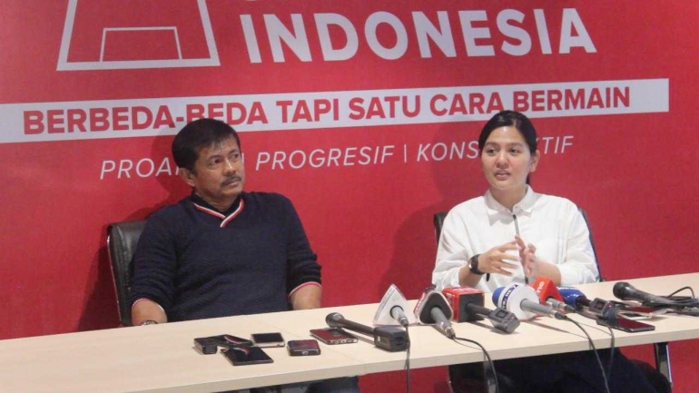 Indra Sjafri dan Sekjend PSSI saat konfrensi pers Selasa (21/11) (sumber: bola.liputan6)