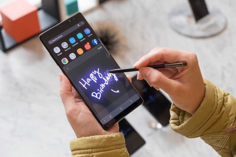 Samsung Galaxy Note8 dan Stylus-nya. Foto: The Verge