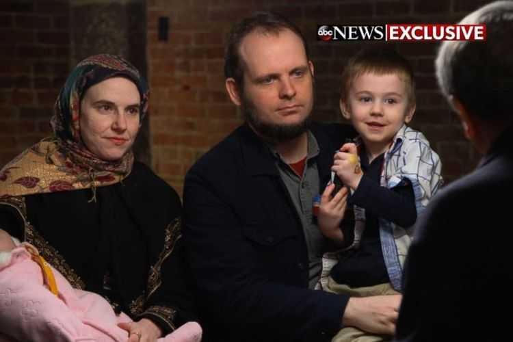Keluarga Boyle duduk ketika diwawancarai Kepala Koresponden Investigasi ABC News, Brian Ross, pada wawancara televisi pertama mereka sejak dibebaskan dari Taliban. (ABC News).