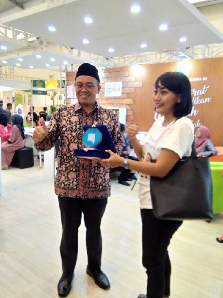 Dr. Ahmad Zayadi, Direktur Pendidikan Diniyah dan Pondok Pesantren Kemenag RI menerima plakat dari Kompasiana. Foto Dok. Pribadi.