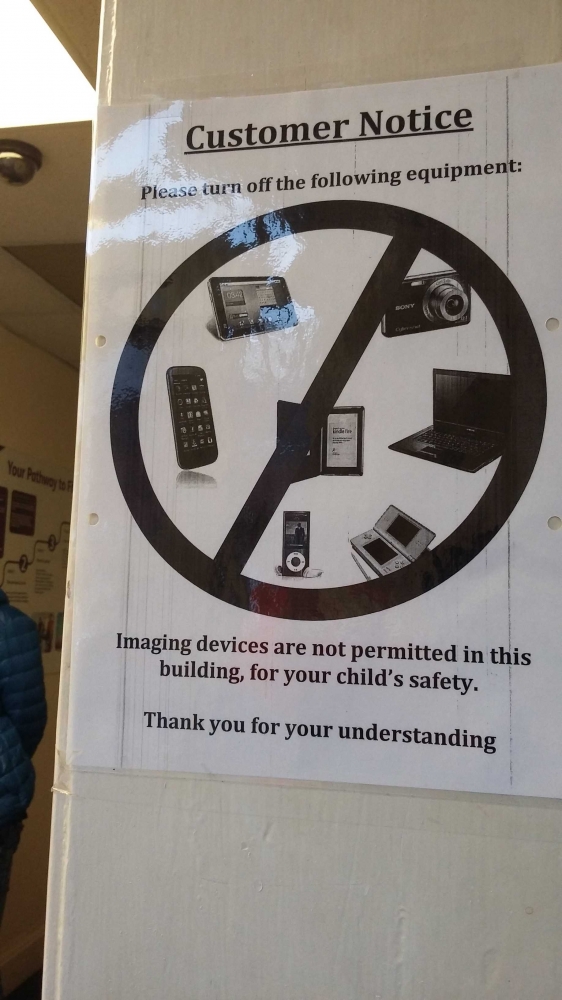 Larangan mengambil gambar di seluruh wilayah kolam renang. Larangan ini ditempel di berbagai bagian di kolam renang. (Foto: Yohan Rubiyantoro)