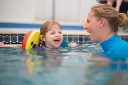 Banyak sekali peraturan di kolam renang Inggris untuk menjaga keselamatan anak. Sumber foto: babynurture.co.uk