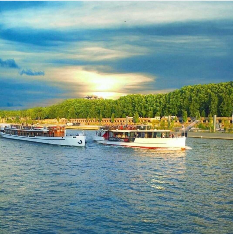 City Tour melali sungai Seine menumpang Bateaux-mouches. Personal Photo