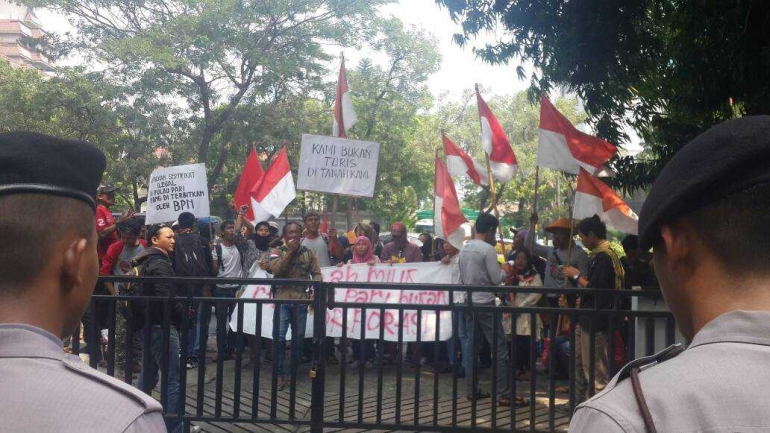 Aksi warga Pulau Pari menuntut pembebasan tiga nelayan Pari di PN Jakarta Utara (sumber: Forum Peduli Pulau Pari, 2017)