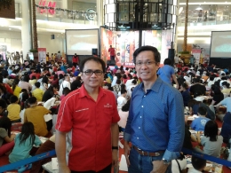 Bapak Richard Panelewen, selaku Product Manager (kiri) dan Bapak Yandramin Halim, selaku Managing Director PT Faber-Castell International Indonesia (kanan)